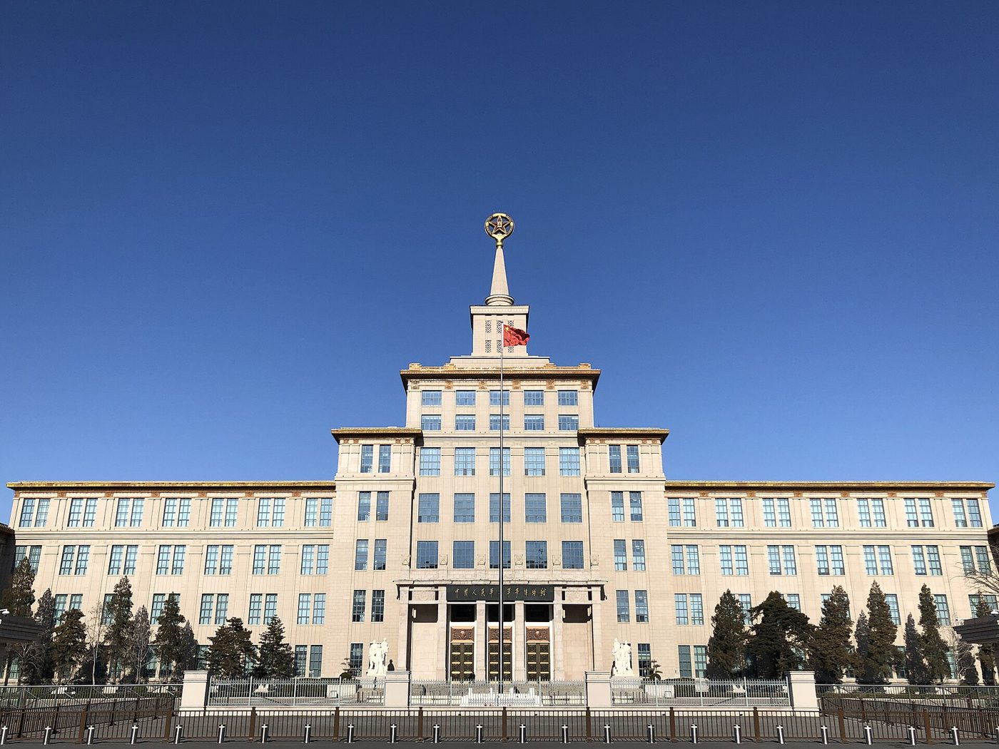 北京中国人民革命军事博物馆主楼外观，灰色建筑上方有红色五角星装饰