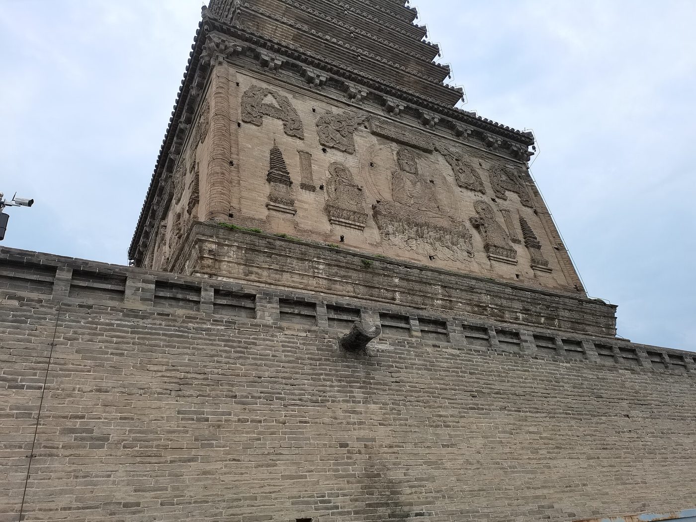 辽宁朝阳北塔的近景照片，古塔矗立在蓝天下