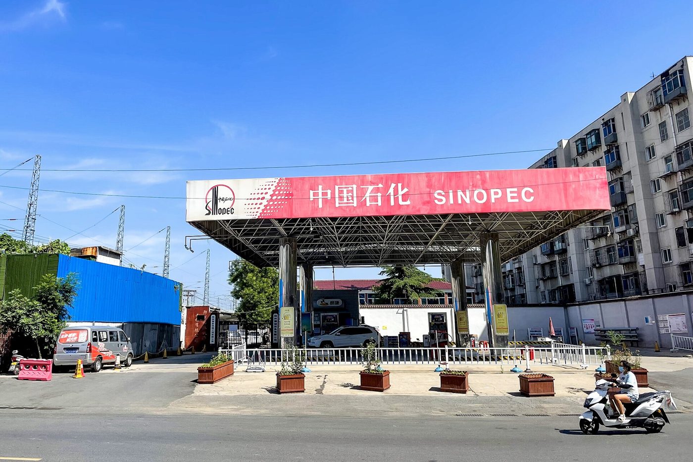河南郑州一家中国石化加油站的加油区
