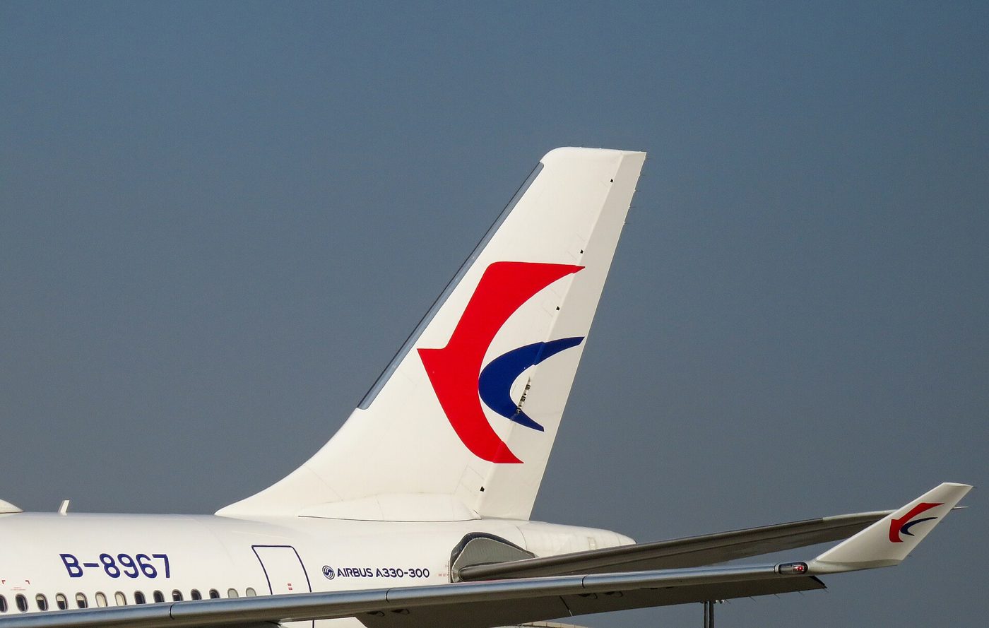 中国东方航空飞机的尾翼，上面有东航的标志