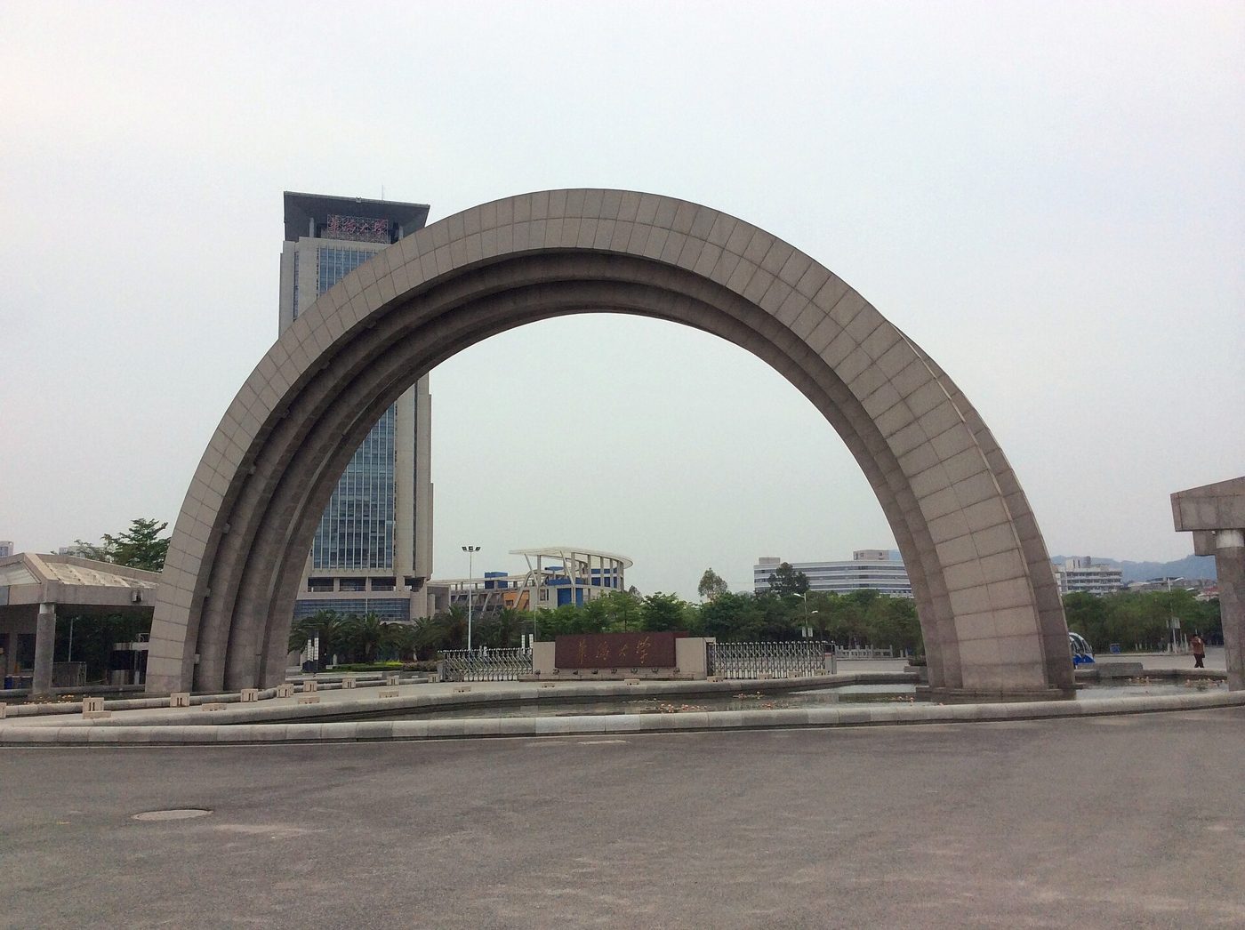 华侨大学厦门校区的大门