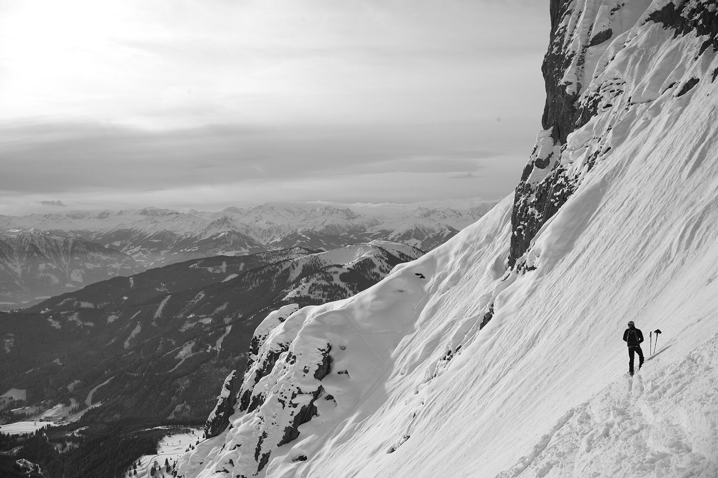 A ski mountaineer climbs a snow-covered alpine ridge on skis, evoking the ski-and-mountaineering mode in Huawei's new smartwatch colors.
