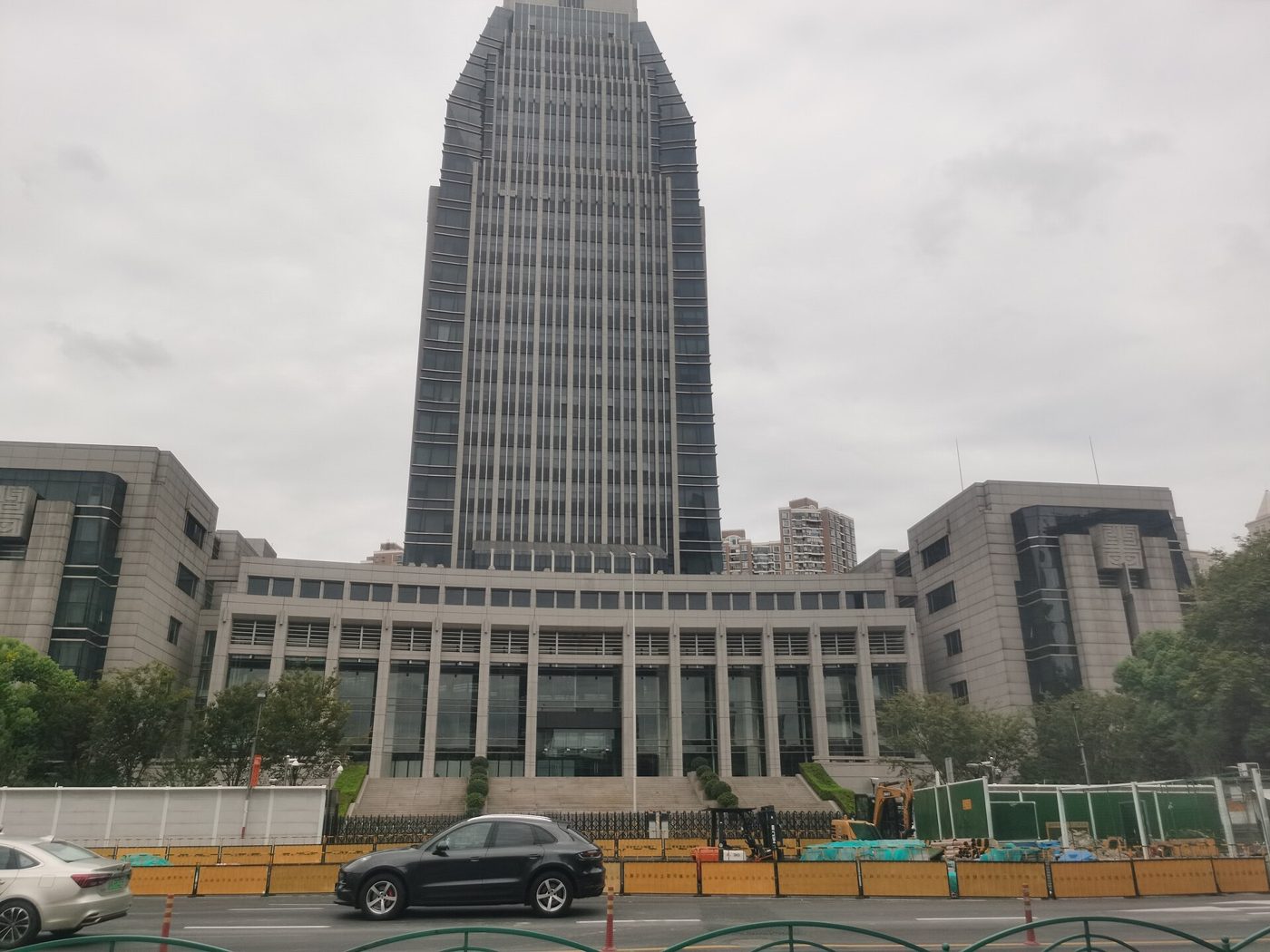 上海市公安局总部大楼的外观，一座高大的现代化政府建筑