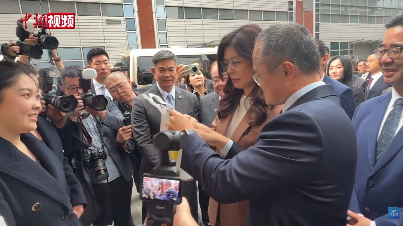一架美团无人机在公司总部完成一次外卖配送演示