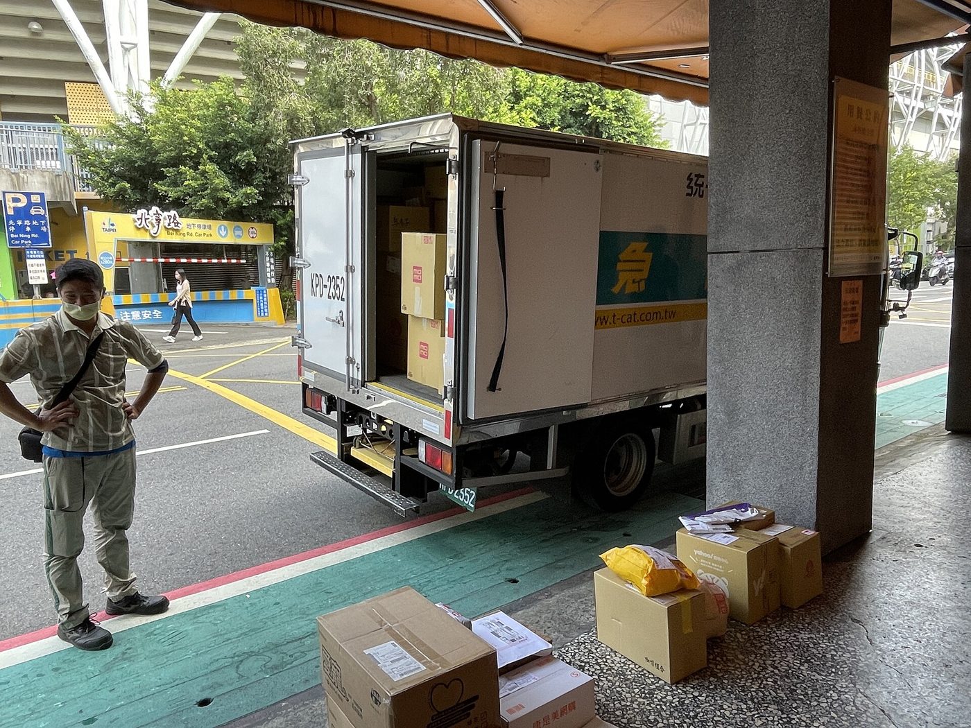 Couriers in Taipei sorting packages for home delivery