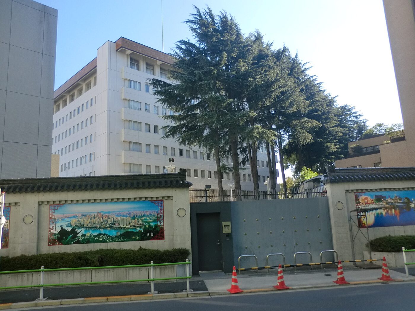 中国驻日本大使馆位于东京麻布的建筑外观