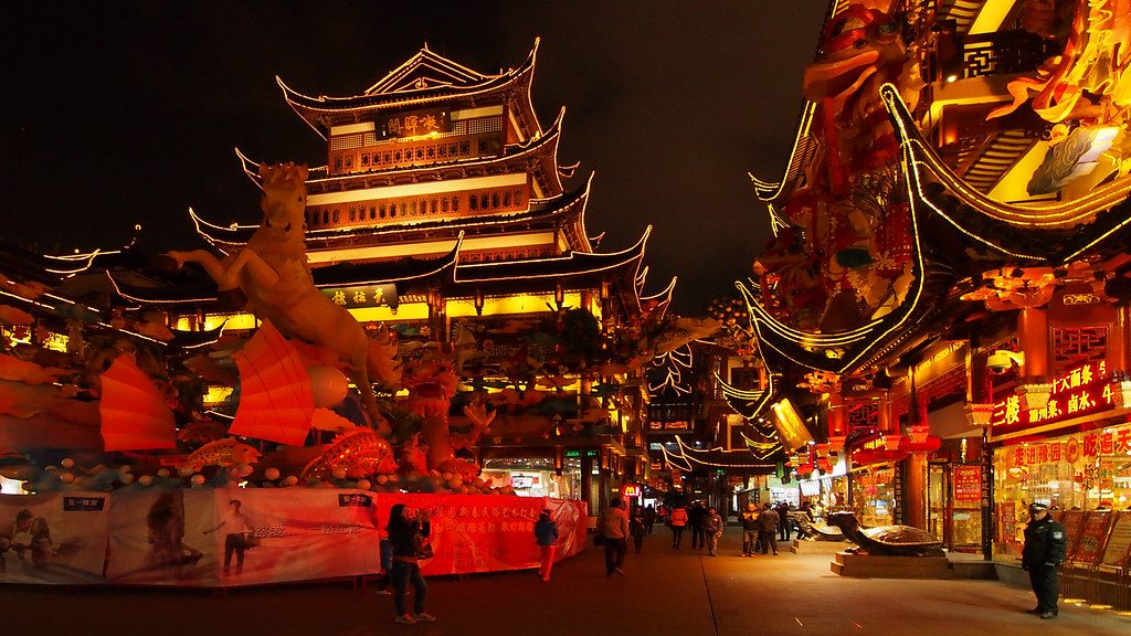 夜晚灯火通明的城隍庙